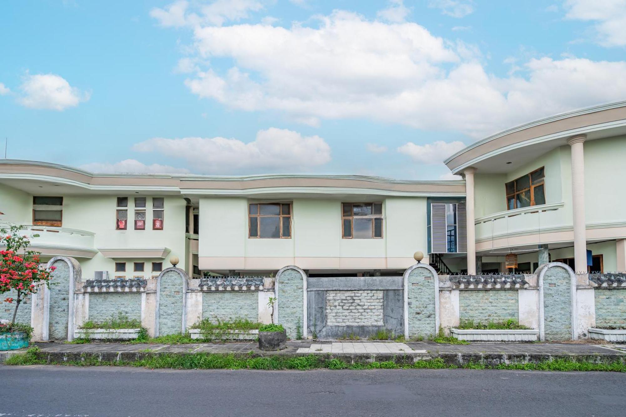 Collection O Tasikmalaya Near Stadium Wiradadaha Formerly Hotel Abadi Exterior photo
