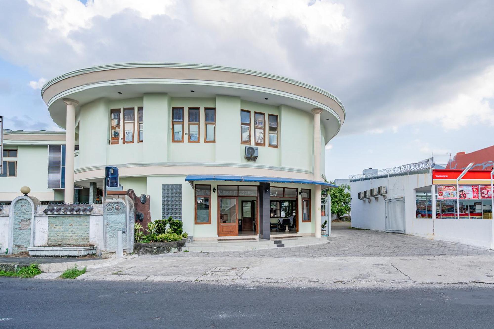 Collection O Tasikmalaya Near Stadium Wiradadaha Formerly Hotel Abadi Exterior photo