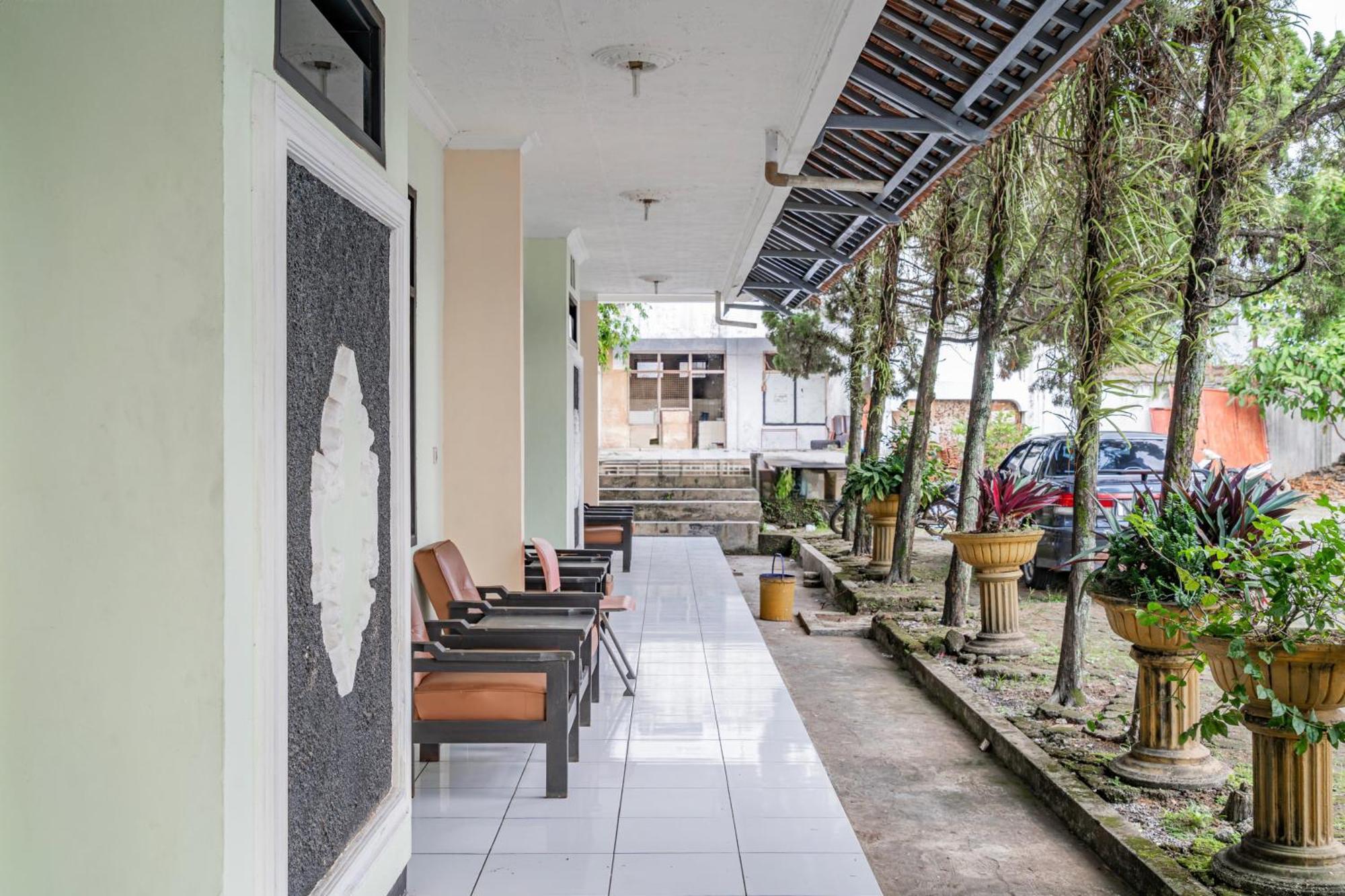 Collection O Tasikmalaya Near Stadium Wiradadaha Formerly Hotel Abadi Exterior photo